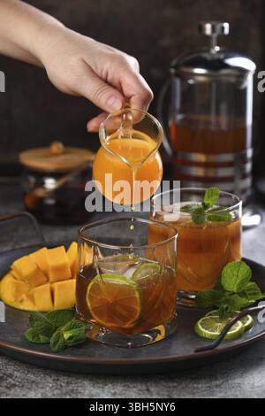 Tè freddo al mango con lime e menta. Bevanda analcolica organica rinfrescante Foto Stock