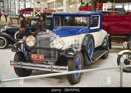 SPEYER, GERMANIA - OTTOBRE 2022: Auto retrò Minerva AR 1930 bianco blu nel Technikmuseum Speyer Foto Stock