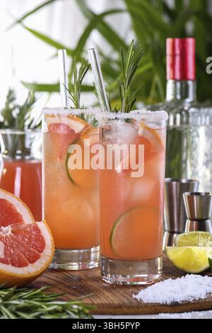 Cocktail Paloma rosa, preparato con succo di pompelmo rosso appena spremuto, lime, tequila argentata. Cocktail biologico rinfrescante Foto Stock