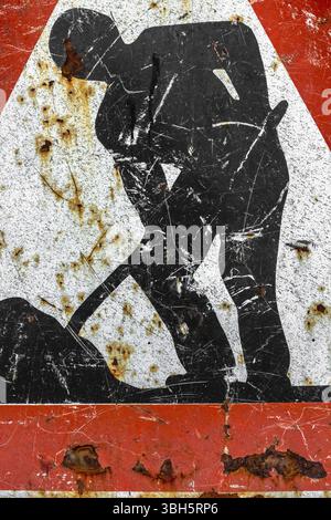 Lavori stradali vecchio segno, in costruzione. Grungy avvertenza Red road sign, forma triangolare con bordo rosso, lavorando uomo isolato su sfondo bianco Foto Stock