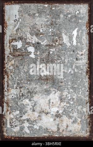 Struttura di una parete grintosa con poster strappati e cornice arrugginita. Ideale per texture e sfondi. Stile retrò Foto Stock