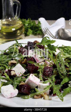 Insalata di barbabietole arrostite, rucola, feta al formaggio e noci. Scatto verticale. Primo piano Foto Stock
