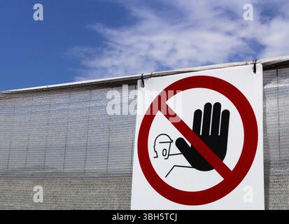 Nessun segno di entrata sulla recinzione in cantiere e cielo blu in background Foto Stock