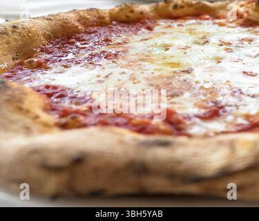 Italia. Vera Pizza Margherita cotta nel forno a legna. DOF poco profondo Foto Stock