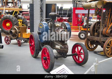 SPEYER, GERMANIA - OTTOBRE 2022: Trattore a vapore BULLDOG LANZ GLUEKOPF 1922 rosso blu nel Technikmuseum Speyer Foto Stock