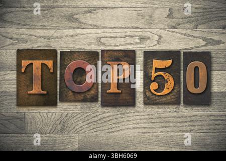 Le parole TOP 50 scritte in stile letterpress in legno Foto Stock