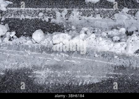 Pneumatico auto tracce nella neve fresca Foto Stock