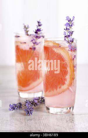 Un cocktail di pompelmo e lavanda abbinato a tequila, piena di vivaci aromi di agrumi ed erbe profumate, che mette in mostra i migliori frutti di stagione Foto Stock