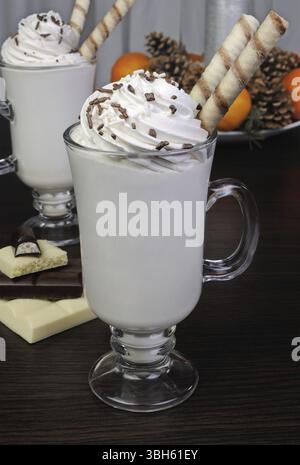 Frullato con panna montata bianca e cioccolato fondente Foto Stock