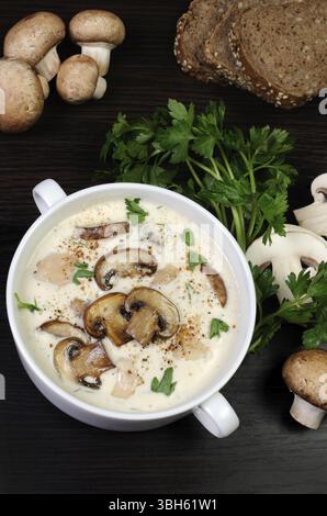 Zuppa cremosa di funghi in purea e fette di pollo Foto Stock