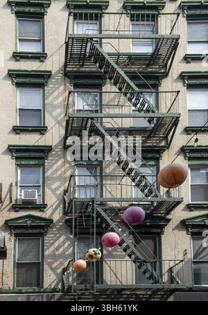 Il fuoco tradizionale sfugge alla facciata esterna di un tipico blocco di appartamenti a New York Foto Stock