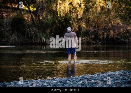 Uomo di pesca in un fiume Foto Stock