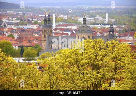 La vista sulla Cattedrale del Duomo dal giardino vicino al Monastero degli uomini su una Frauenberg a Fulda, Assia, Germania, Europa Foto Stock