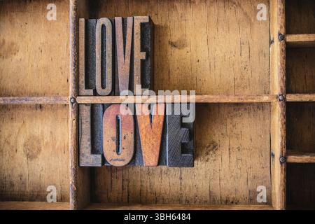 La parola AMORE scritta in stile letterpress vintage in legno in un cassetto in legno Foto Stock