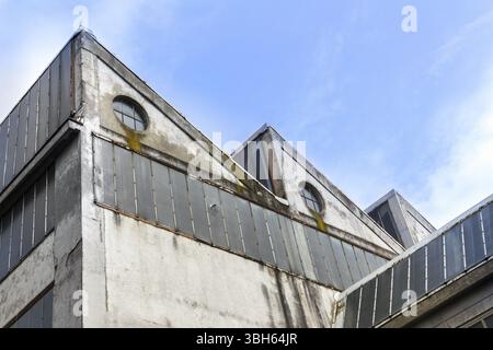 Dettagli architettonici di una vecchia fabbrica italiana che risale ai primi anni '1900 Foto Stock