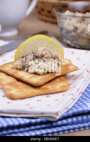 Spuntino con pasta di pesce aringhe (forshmak) sui cracker da vicino Foto Stock