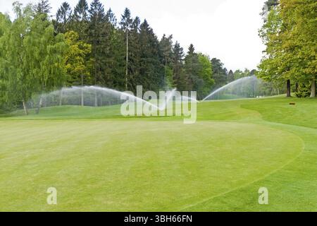 Greenkeeping, HLGC Hittfeld, innaffiare un fairway con sistema sprinkler, vista laterale, riprese all'aperto, luce del giorno, Seevetal, Germania, Europa Foto Stock