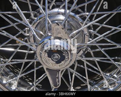 Le classiche auto d'epoca avevano spesso queste ruote a raggi. Un'evidenziazione Foto Stock