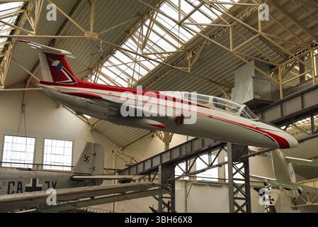 SPEYER, GERMANIA - OTTOBRE 2022: Aereo da addestramento militare Aero L-29 Delf n bianco rosso nel Technikmuseum Speyer Foto Stock