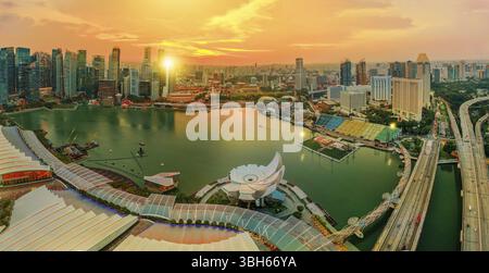 Panorama di Singapore Marina Bay con grattacieli del quartiere finanziario alla luce del tramonto riflessa sul porto. Sul tetto con lo skyline di Singapore. Singapo Foto Stock