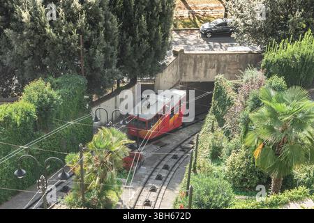 Città alta linea funicolare di Bergamo (Funicolare Città Alta). Red funicolare collega vecchia città alta e nuova. Vista panoramica di Bergamo centro storico. Foto Stock