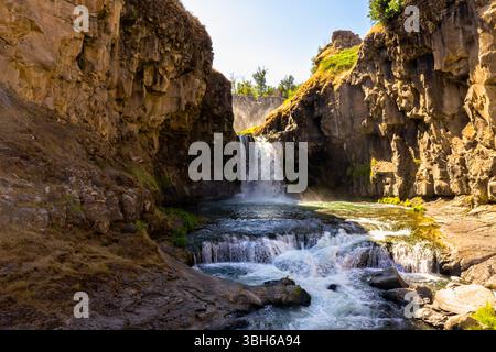 White River Falls State Park, Oregon - 28 luglio 2019: Cascata che scende giù dalle rocce, creando nebbia e una vista panoramica. Foto Stock