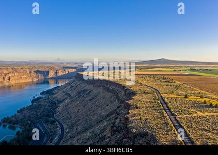 Cove Palisades State Park, Oregon - 31 agosto 2019: Vista aerea del paesaggio del parco, con scogliere, lago e terreno circostante. Foto Stock