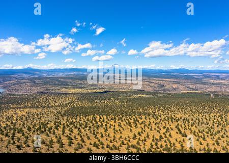 Cove Palisades State Park, Oregon - 31 agosto 2019: Una vista panoramica del paesaggio del parco, che mostra la sua bellezza naturale e vastità. Foto Stock