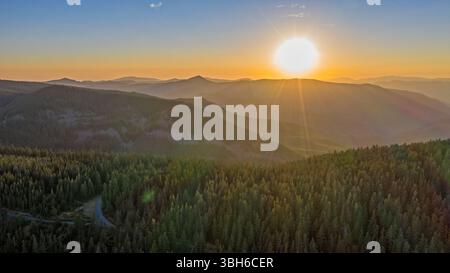 Wahtum Lake, Oregon - 14 agosto 2020: Una vista panoramica del tramonto sulle montagne e sulla foresta, creando un'atmosfera calda e tranquilla. Foto Stock