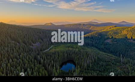 Wahtum Lake, Oregon - 14 agosto 2020: Vista aerea del lago circondato da foreste e montagne durante il tramonto, che mostra la bellezza naturale. Foto Stock