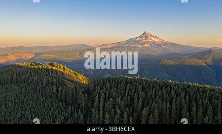 Wahtum Lake, Oregon - 14 agosto 2020: Vista aerea del Monte Hood e della foresta circostante durante il tramonto. Foto Stock