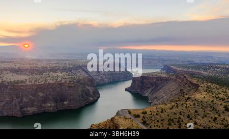 Cove Palisades State Park - 5 settembre 2020: Il fumo del fuoco selvaggio oscura il sole sul braccio del fiume Crooked del Lago Billy Chinook. Foto Stock