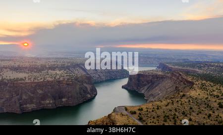 Cove Palisades State Park - 5 settembre 2020: Il fumo del fuoco selvaggio oscura il sole sul braccio del fiume Crooked del Lago Billy Chinook. Foto Stock
