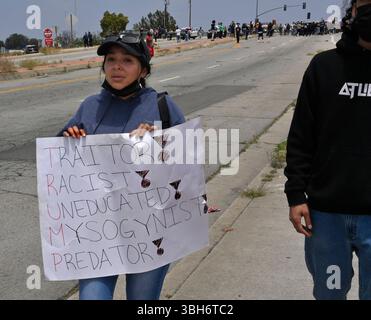 I manifestanti affrontano gli agenti della California Highway Patrol durante una protesta contro I raid di GHIACCIO e immigrazione sulla Alvarado Boulevard Long Beach (710) Freeway a Paramount, California, sabato 7 giugno 2025. L'amministrazione Trump ha detto che avrebbe inviato 2.000 truppe della Guardia Nazionale a Los Angeles dopo un secondo giorno in cui i manifestanti hanno affrontato agenti di immigrazione durante le incursioni delle imprese locali. Foto di Jim Ruymen Foto Stock