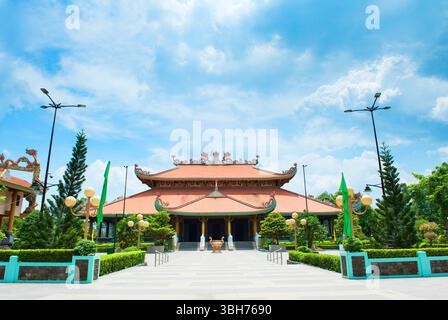 Il solenne Ben Duoc Memorial Temple a Cu chi, in Vietnam, dedicato ai martiri caduti della guerra del Vietnam, situato all'interno dello storico complesso di tunnel di Cu chi. Foto Stock