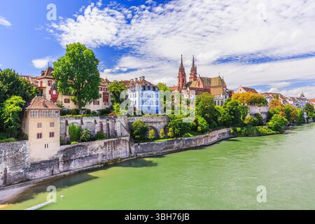 Basel, Svizzera. Città vecchia con pietra rossa cattedrale Munster sul fiume Reno. Foto Stock