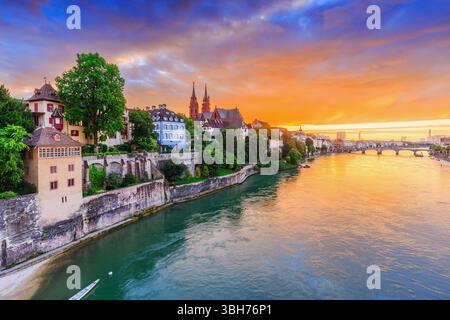 Basel, Svizzera. Città vecchia con pietra rossa cattedrale Munster sul fiume Reno. Foto Stock