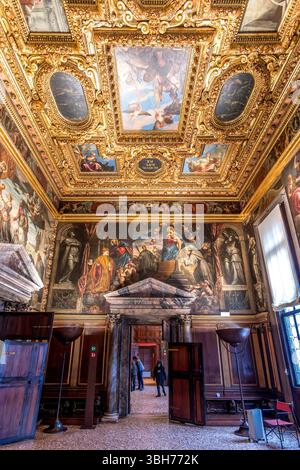 Venezia, Italia - 6 febbraio 2025: Camera del grande Consiglio (sala del maggiore Consiglio) nel Palazzo Ducale di Venezia Foto Stock