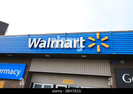 Florida USA - 23 aprile 2025: Walmart Inc. È una multinazionale statunitense che gestisce una catena di ipermercati, dipartimento di sconti Foto Stock