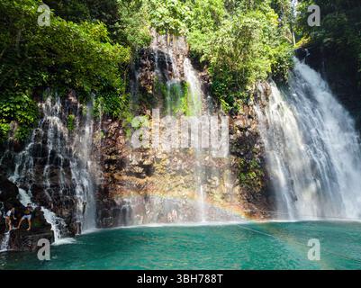 Splendide cascate con arcobaleno a Lanao del Norte. Isola di Tinago. Filippine. Foto Stock