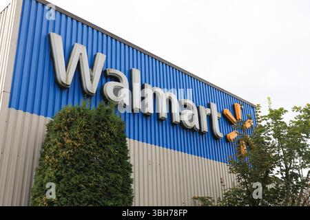Pearland, Texas, Stati Uniti d'America - 14 febbraio 2025: Primo piano dell'insegna del negozio Walmart sull'edificio. Walmart Inc è una multinazionale americana di vendita al dettaglio Foto Stock