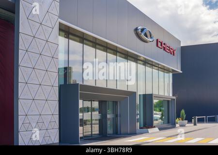 Almaty, Kazakistan - 29 maggio 2025: Ingresso allo showroom di Chery. Azienda cinese produttrice di automobili Foto Stock