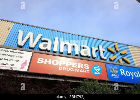 Florida USA - 23 aprile 2025: Walmart Inc. È una multinazionale statunitense che gestisce una catena di ipermercati, dipartimento di sconti Foto Stock