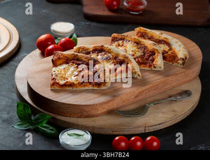 Pizza al formaggio italiano a fette, presentazione della pizza a fette Foto Stock