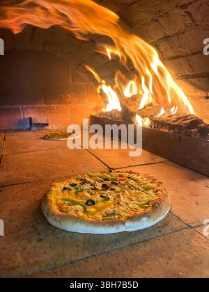 Autentica pizza italiana cucinata o preparata nel forno Foto Stock