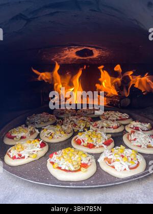 Mini pasticceria per pizza nel forno, in fase di preparazione Foto Stock