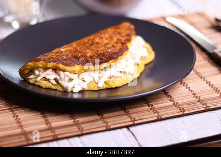 Cachapas di mais con formaggio bianco, tipico piatto venezuelano. Foto Stock