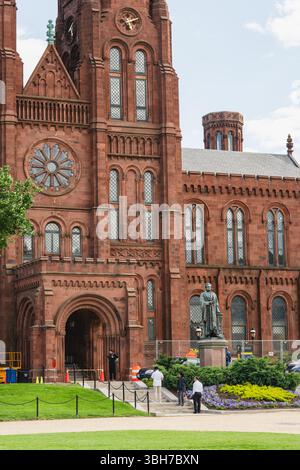 Washington D.C. - 23 maggio 2025. I visitatori si riuniscono all'esterno dell'architettura in arenaria rossa dello Smithsonian Institution Building, noto anche come SMI Foto Stock
