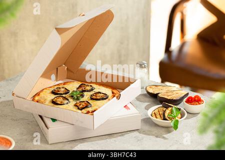 Pizza di melanzane con formaggio e fette di melanzane Foto Stock