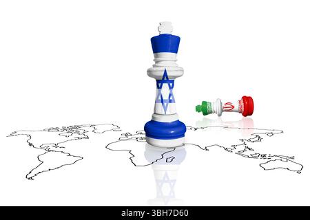Scacchi fatti da bandiere di Israele e Iran su una mappa del mondo Foto Stock